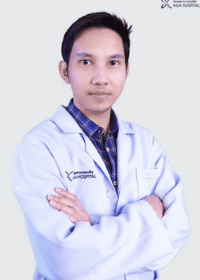 Dr. Trid Lansai, an expert plastic surgeon in Bangkok